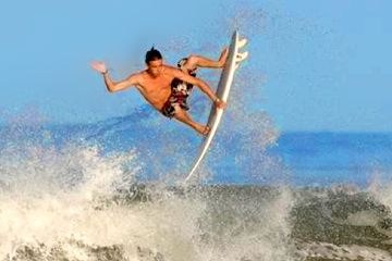 Surfing in Puntarenas Big Air